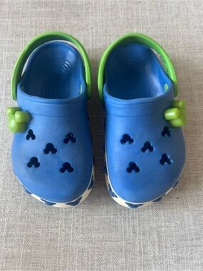 CROCS Disney Blue Clogs, kids/boys 8, casual playground school Mickey Mouse
